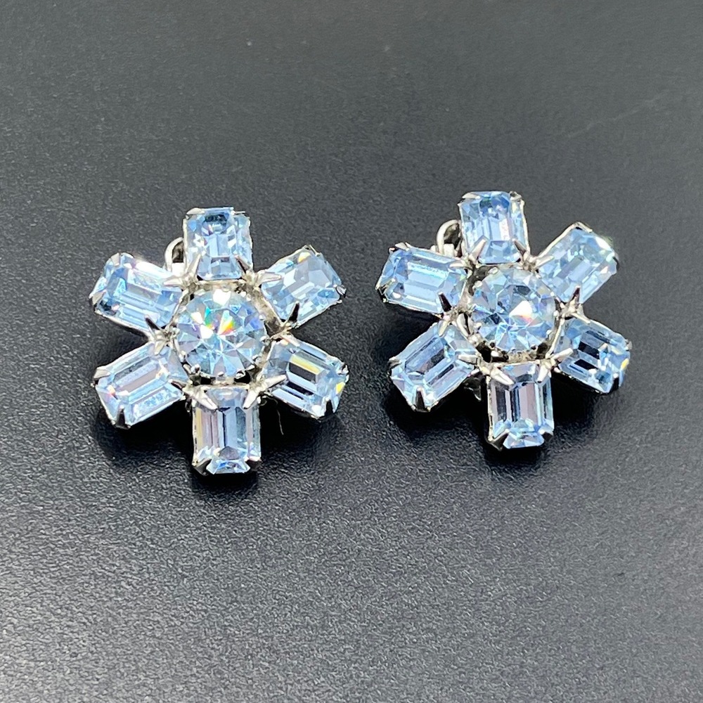 Weiss Vintage Signed Icy Blue‎ Rhinestone Starburst Clip On Earrings